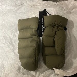 NWT Aritzia super puff gloves in army green